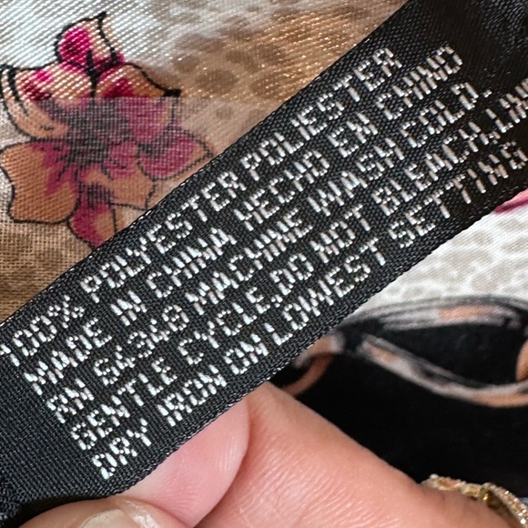 Elegant Black and Pink Patterned Woman Scarf - Picture 3 of 3